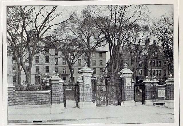 Van Wickle Gates, 1900